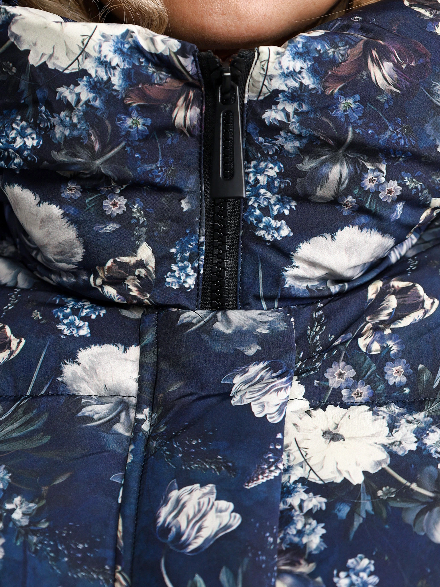 Пуховик с цветочным принтом синего цвета с капюшоном